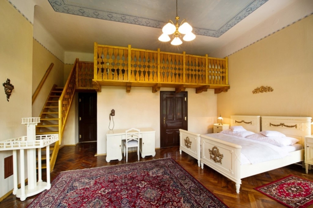 Oldřich Nový - stylový pokoj s manželskou postelí a dvěma oddělenými lůžky v patrové nástavbě s možností vlastního vstupu do wellness a vlastním balkonem.